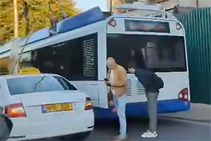 (VIDEO) Un troleu rupt al unuia din cele 10 troleibuze elveţiene cumpărate la mâna a doua în Chişinău, a intrat direct în parbrizul unui taxi