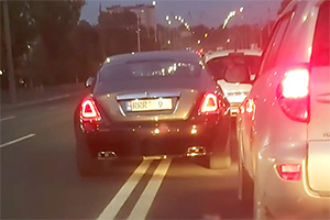 (VIDEO) Un şofer de Rolls-Royce din Chişinău are surpriza să constate că nimeni nu-i permite să profite de tupeul său