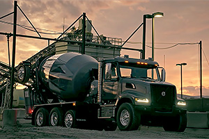 (VIDEO) Cum arată în acţiune un camion Volvo de offroad, cu betonieră, în versiune americană
