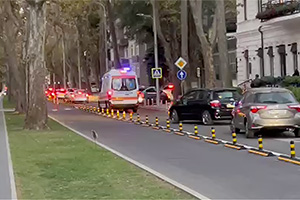 (VIDEO) O ambulanţă nu poate trecere pe noua stradă 31 August din Chişinău, cu piste de biciclete pe jumătate din lăţimea ei