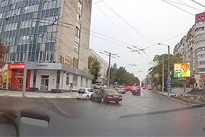(VIDEO) Şoferul unui Mercedes, care a derapat şi a făcut un accident în Chişinău, a fost oprit de alţi şoferi după ce ar fi încercat să fugă