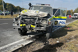 O motocicletă a lovit cu viteză enormă o Toyota Land Cruiser 70 a poliţiei din Moldova, într-un accident deosebit de grav