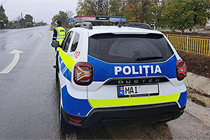 (VIDEO) O Dacia Duster a poliţiei din Moldova a fost surprinsă cu lacăte false pentru centurile de siguranţă
