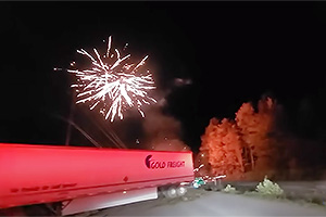 (VIDEO) O coliziune dintre un camion şi un pick-up plin cu focuri de artificii a rezultat într-o oră de spectacol nedorit în Canada
