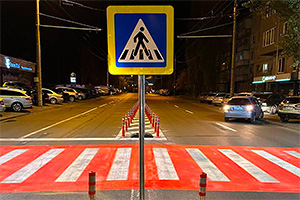 Primăria Chişinău a reconfigurat o trecere de pietoni problematică, adăugând elemente de siguranţă, şi anunţă că va aplica aceleaşi metode la alte treceri din oraş