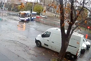 (VIDEO) Şoferul unui troleibuz din Chişinău a vrut să facă o întoarcere la 180 grade, dar a lovit un stâlp