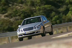 (VIDEO) Ce impresii lăsa Mercedes E-Class W211 acum 21 de ani, când era proaspăt lansat, şi cum era comparat cu BMW Seria 5 E39