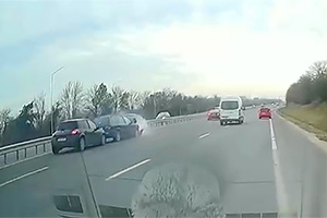 (VIDEO) Accident grav cu 3 automobile, produs pe traseul de lângă Stăuceni, Chişinău, din cauza unui câine care a alergat pe traseu