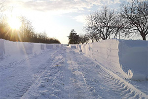 Toate drumurile din Moldova au fost curăţate de zăpadă, care a ajuns şi la peste 2 metri în unele cazuri, şi se circulă în regim normal