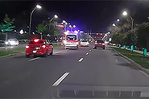 (VIDEO) Poliţia din Chişinău anunţă că a identificat şi documentat pentru condus agresiv şoferul unei maşini care a fost la un pas de a intra într-o ambulanţă