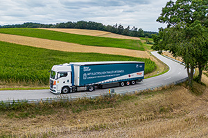 BMW a început a folosi remorci electrice cu baterii şi propulsie pentru camioanele ce asigură logistica fabricilor din Germania şi anunţă cifre curioase de consum