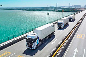 China extinde testarea pe drumurile publice a camioanelor conduse autonom, în grupuri a câte 3, cu o tehnologie americană