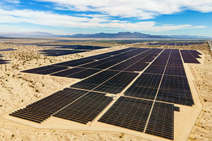 Aşa arată un nou parc fotovoltaic exemplar din California, cu sute de mii de panouri, fără importuri din China, şi o centrală uriaşă de baterii, care să stocheze energia produsă