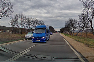 (VIDEO) Accident frontal, evitat la limită pe un traseu din Moldova, pentru că un şofer aflat în depăşire consideră că ceilalţi ar trebui să-i facă loc