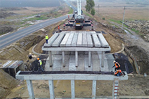 O macara de 100 tone, folosită pentru a construi mai rapid un pod din Moldova