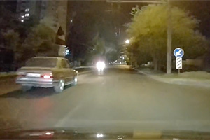 (VIDEO) Un şofer de BMW din Chişinău s-a pomenit cu capota deschisă peste parbriz în toiul încercării sale de a demara în forţă de la un semafor