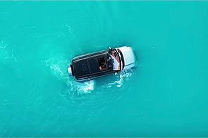 (VIDEO) Cum poate pluti şi naviga pe apă noul SUV chinezesc YangWang U8, ca un vehicul amfibie