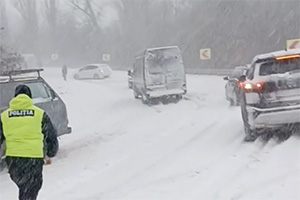 (VIDEO) În toată Moldova se circulă cu dificultate din cauza zăpezii abundente, există blocaje temporare pe mai multe drumuri