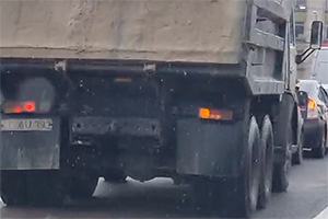 (VIDEO) Iată cum ajung străzile din Chişinău murdare de noroi, din cauza unor transporturi iresponsabile cu camioane