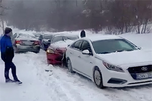 (VIDEO) Un accident în lanţ, cu o maşină lunecând la vale pe zăpadă şi gheţuş, s-a produs în Chişinău