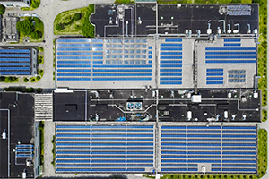 Microsoft a decis să instaleze un număr record de panouri fotovoltaice pe edificiile sale, comparabile cu puterea necesară unei ţări medii