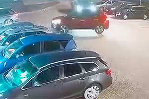 (VIDEO) Şoferul unui Mercedes a intrat cu viteză în parcarea unui supermarket din Stăuceni, provocând un accident şi fiind căutat de poliţie