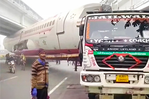 (VIDEO) Un avion transportat pe remorca unui camion din India a rămas blocat sub un pod, într-un transport agabaritic bizar