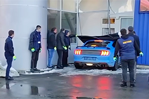 Un Ford Mustang a intrat într-un magazin din Chişinău, după un derapaj neinspirat în parcarea acestuia