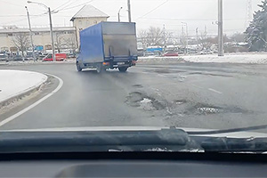 (VIDEO) După topirea zăpezilor, drumurile din Chişinău au sute de gropi periculoase pentru siguranţa rutieră