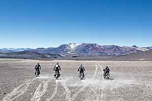(VIDEO) Patru motociclete BMW au reuşit să urce o diferenţă de altitudine de peste 6.000 metri în doar 24 ore