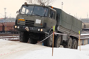 (VIDEO) Cum înaintează renumitele camioane Tatra 815 în condiţii de iarnă, pe gheaţă şi zăpadă, cu tracţiune pe toate punţile