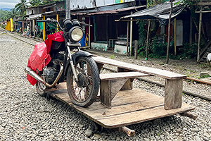 (VIDEO) Aceste motociclete din Columbia asigură sistemul local de transport public pe căile ferate