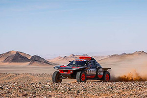 (VIDEO) Audi a luat prima sa victorie la Dakar şi a făcut-o cu o maşină electrificată, într-o ediţie de raliu cu concurenţă atenuată de Dacia