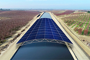 Canalele de irigare, acoperite cu panouri fotovoltaice, par o idee genial de simplă, cu beneficii triple, iar construcţia primelor proiecte a demarat în SUA