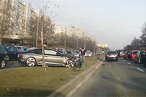 (VIDEO) Un Audi, răsturnat după o uşoară acroşare cu o altă maşină în Chişinău, după ce ambii şoferi au schimbat banda