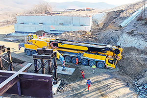 (VIDEO) O macara Liebherr de 800 tone a început a munci la construcţia autostrăzii A3 din România