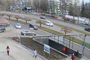 (VIDEO) Situaţia unei Dacia Logan MCV, care a fost proiectată departe pe un trotuar din Chişinău în urma unei mici acroşări, e o lecţie de siguranţă rutieră