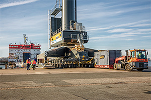 Portul Rotterdam din Olanda are acum prima macara mobilă complet electrică Liebherr, care poate ridica 300 tone