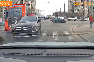 (VIDEO) O familie cu copil, la un pas de a fi accidentaţi pe o zebră de un SUV Mercedes în Chişinău, într-o situaţie ce trebuie să servească drept lecţie de siguranţă