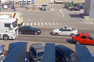 (VIDEO) Şoferul unui BMW îi dă lecţii de condus corect în trafic şoferului unui Mercedes şi apoi unui Land Rover în Chişinău