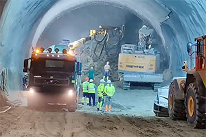 (VIDEO) Lucrările de excavare la primul tunel de autostradă din România, de pe A1, au ajuns la jumătate