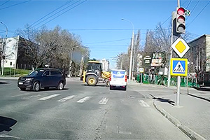 (VIDEO) Un accident între o dubiţă electrică şi un tractor cu încărcător frontal din Chişinău a fost surprins din două unghiuri