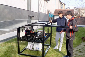 (VIDEO) Doi tineri din Moldova au inventat un dispozitiv autonom de generare a apei potabile şi pentru irigarea în agricultură