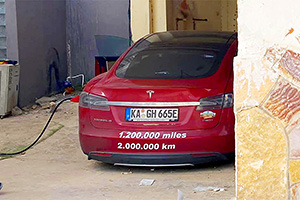 Tesla Model S, care a atins recent 2 milioane km parcurşi, a ajuns în Mauritania şi încarcă în condiţii spartane