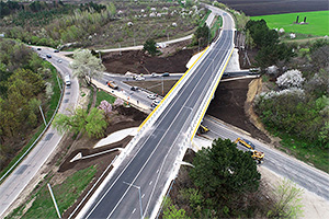 Podul reconstruit de pe traseul M5 de lângă Cricova a fost finalizat cu tot cu drumurile de acces adiacente, fiind una din cele mai complexe lucrări la poduri din Moldova