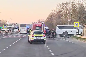 Şaisprezece oameni au fost preluaţi de ambulanţe azi dimineaţă după accident produs în Măgdăceşti, lângă Chişinău, între un camion şi un microbuz