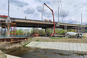 Se fac lucrări de betonare la podul de la Mihai Viteazul din Chişinău, în încercarea de a recupera din întârzierile de până acum