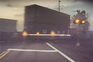 (VIDEO) Şoferul unei Tesla condusă autonom a evitat o coliziune cu un tren intervenind în ultimul moment