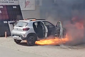 (VIDEO) Încă o Dacia Spring electrică a luat foc în România, în Tulcea, cu o baterie intrată în efect de fugă termică, aparent