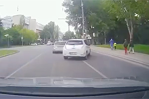 (VIDEO) Un şofer al unui Nissan Leaf n-a avut răbdare să aştepte întoarcerea în spatele unei maşini de şcoală auto în Chişinău şi a arătat el cum poate mai bine
